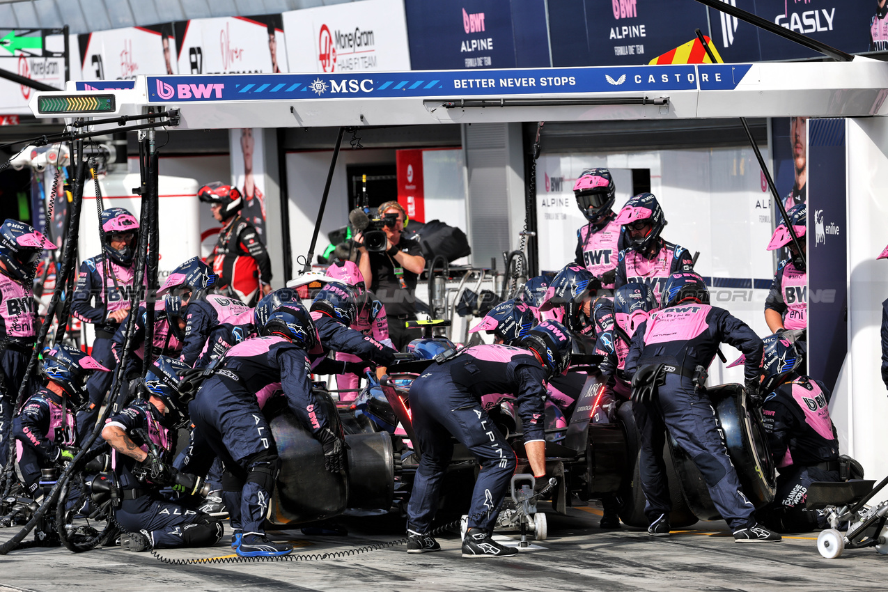 GP ITALIA, Franco Colapinto (ARG) Alpine F1 Team A525 makes a pit stop.

07.09.2025. Formula 1 World Championship, Rd 16, Italian Grand Prix, Monza, Italy, Gara Day.

- www.xpbimages.com, EMail: requests@xpbimages.com © Copyright: Batchelor / XPB Images