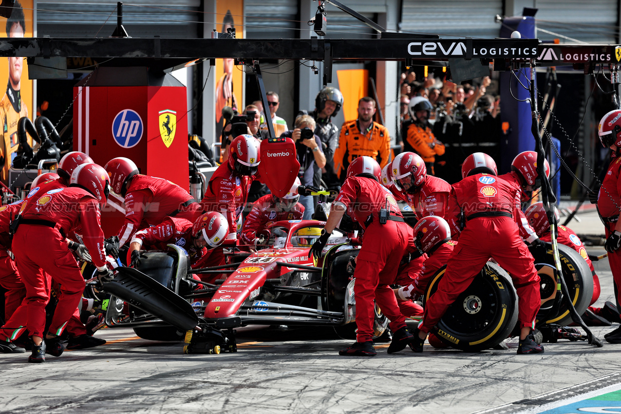 GP ITALIA, Lewis Hamilton (GBR) Ferrari SF-25 makes a pit stop.

07.09.2025. Formula 1 World Championship, Rd 16, Italian Grand Prix, Monza, Italy, Gara Day.

- www.xpbimages.com, EMail: requests@xpbimages.com © Copyright: Batchelor / XPB Images