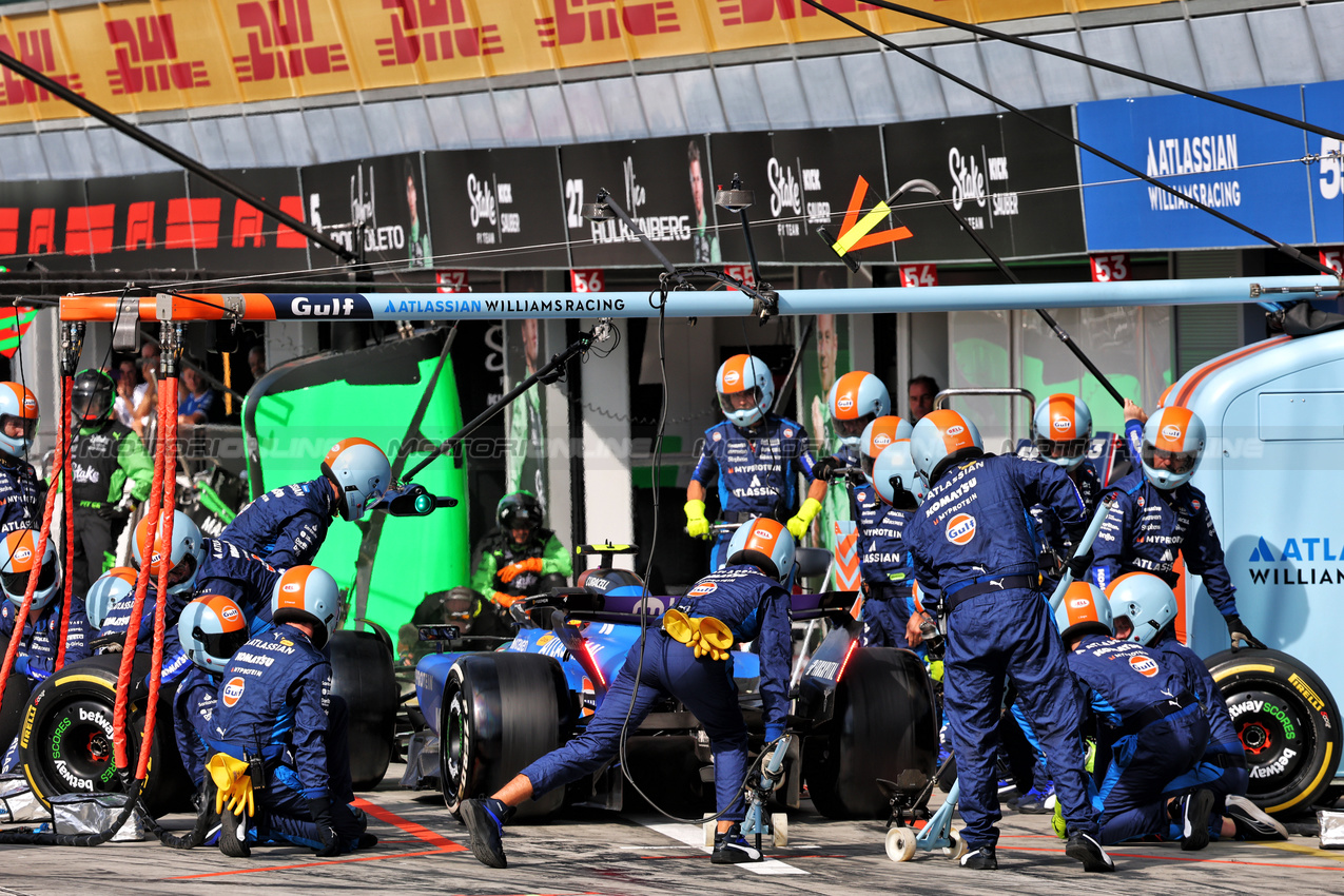GP ITALIA, Carlos Sainz (ESP) Atlassian Williams Racing FW47 makes a pit stop.

07.09.2025. Formula 1 World Championship, Rd 16, Italian Grand Prix, Monza, Italy, Gara Day.

- www.xpbimages.com, EMail: requests@xpbimages.com © Copyright: Batchelor / XPB Images
