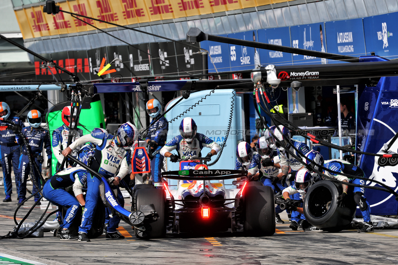 GP ITALIA, Isack Hadjar (FRA) Racing Bulls VCARB 02 makes a pit stop.

07.09.2025. Formula 1 World Championship, Rd 16, Italian Grand Prix, Monza, Italy, Gara Day.

- www.xpbimages.com, EMail: requests@xpbimages.com © Copyright: Batchelor / XPB Images