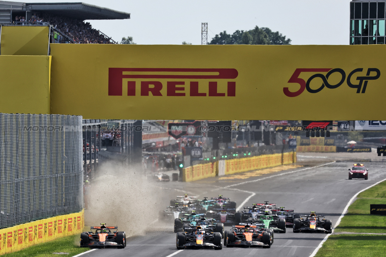 GP ITALIA, Lando Norris (GBR) McLaren MCL39 e Max Verstappen (NLD) Red Bull Racing RB21 lead at the partenza of the race.

07.09.2025. Formula 1 World Championship, Rd 16, Italian Grand Prix, Monza, Italy, Gara Day.

- www.xpbimages.com, EMail: requests@xpbimages.com © Copyright: Bearne / XPB Images