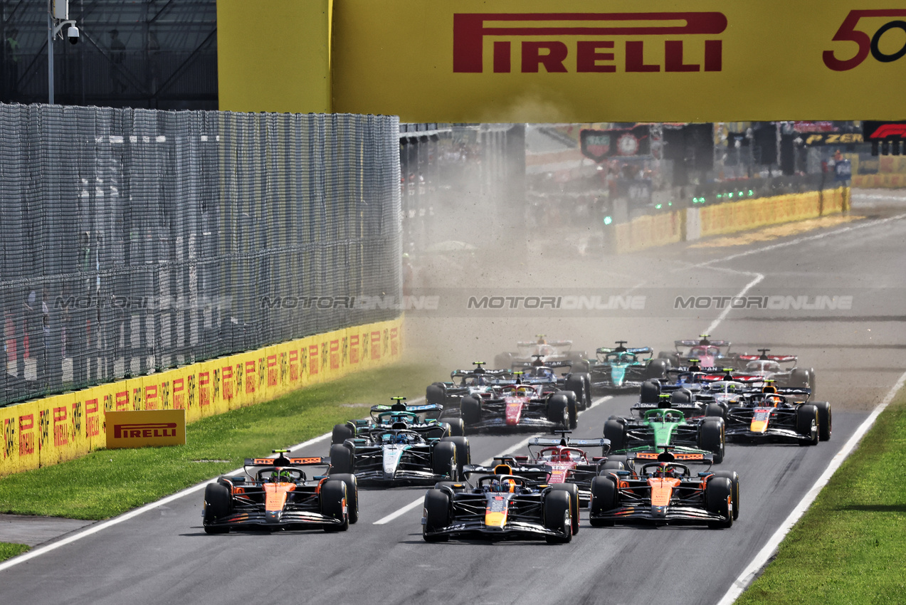 GP ITALIA, Lando Norris (GBR) McLaren MCL39 e Max Verstappen (NLD) Red Bull Racing RB21 lead at the partenza of the race.

07.09.2025. Formula 1 World Championship, Rd 16, Italian Grand Prix, Monza, Italy, Gara Day.

- www.xpbimages.com, EMail: requests@xpbimages.com © Copyright: Bearne / XPB Images