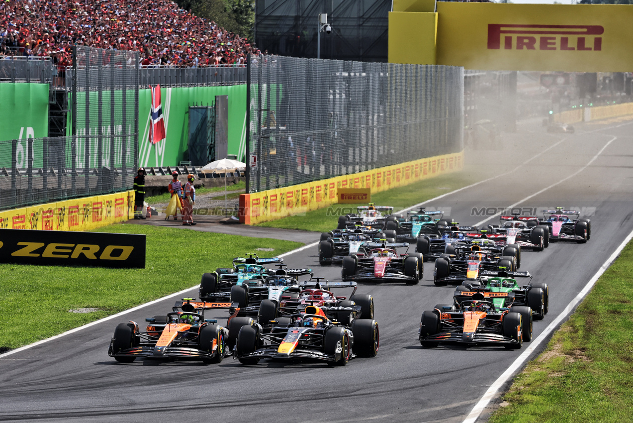 GP ITALIA, Lando Norris (GBR) McLaren MCL39 e Max Verstappen (NLD) Red Bull Racing RB21 lead at the partenza of the race.

07.09.2025. Formula 1 World Championship, Rd 16, Italian Grand Prix, Monza, Italy, Gara Day.

- www.xpbimages.com, EMail: requests@xpbimages.com © Copyright: Bearne / XPB Images