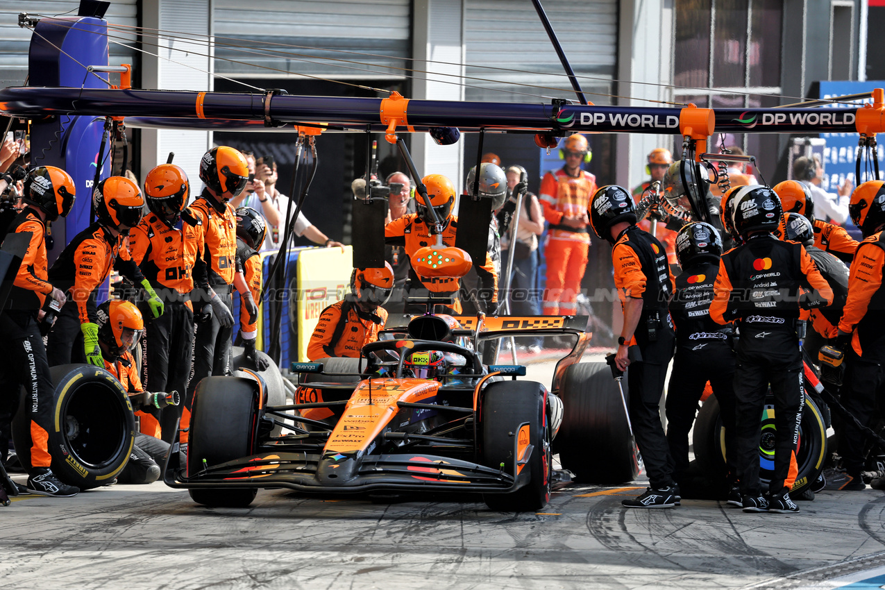 GP ITALIA, Oscar Piastri (AUS) McLaren MCL39 makes a pit stop.

07.09.2025. Formula 1 World Championship, Rd 16, Italian Grand Prix, Monza, Italy, Gara Day.

- www.xpbimages.com, EMail: requests@xpbimages.com © Copyright: Batchelor / XPB Images