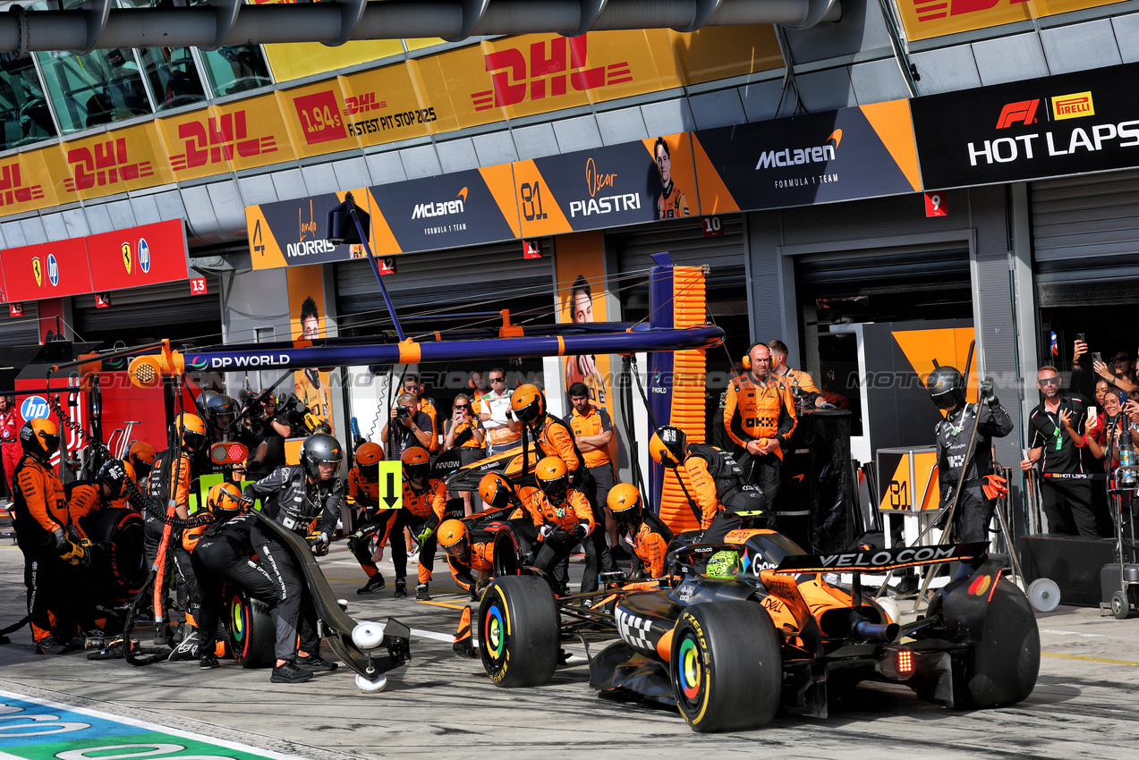 GP ITALIA, Lando Norris (GBR) McLaren MCL39 makes a pit stop.

07.09.2025. Formula 1 World Championship, Rd 16, Italian Grand Prix, Monza, Italy, Gara Day.

- www.xpbimages.com, EMail: requests@xpbimages.com © Copyright: Batchelor / XPB Images