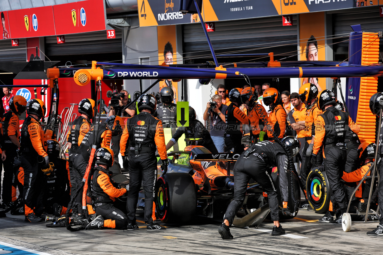 GP ITALIA, Lando Norris (GBR) McLaren MCL39 makes a pit stop.

07.09.2025. Formula 1 World Championship, Rd 16, Italian Grand Prix, Monza, Italy, Gara Day.

- www.xpbimages.com, EMail: requests@xpbimages.com © Copyright: Batchelor / XPB Images
