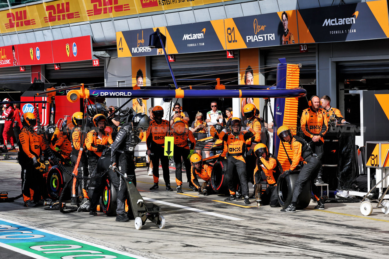 GP ITALIA, McLaren makes a pit stop.

07.09.2025. Formula 1 World Championship, Rd 16, Italian Grand Prix, Monza, Italy, Gara Day.

- www.xpbimages.com, EMail: requests@xpbimages.com © Copyright: Batchelor / XPB Images