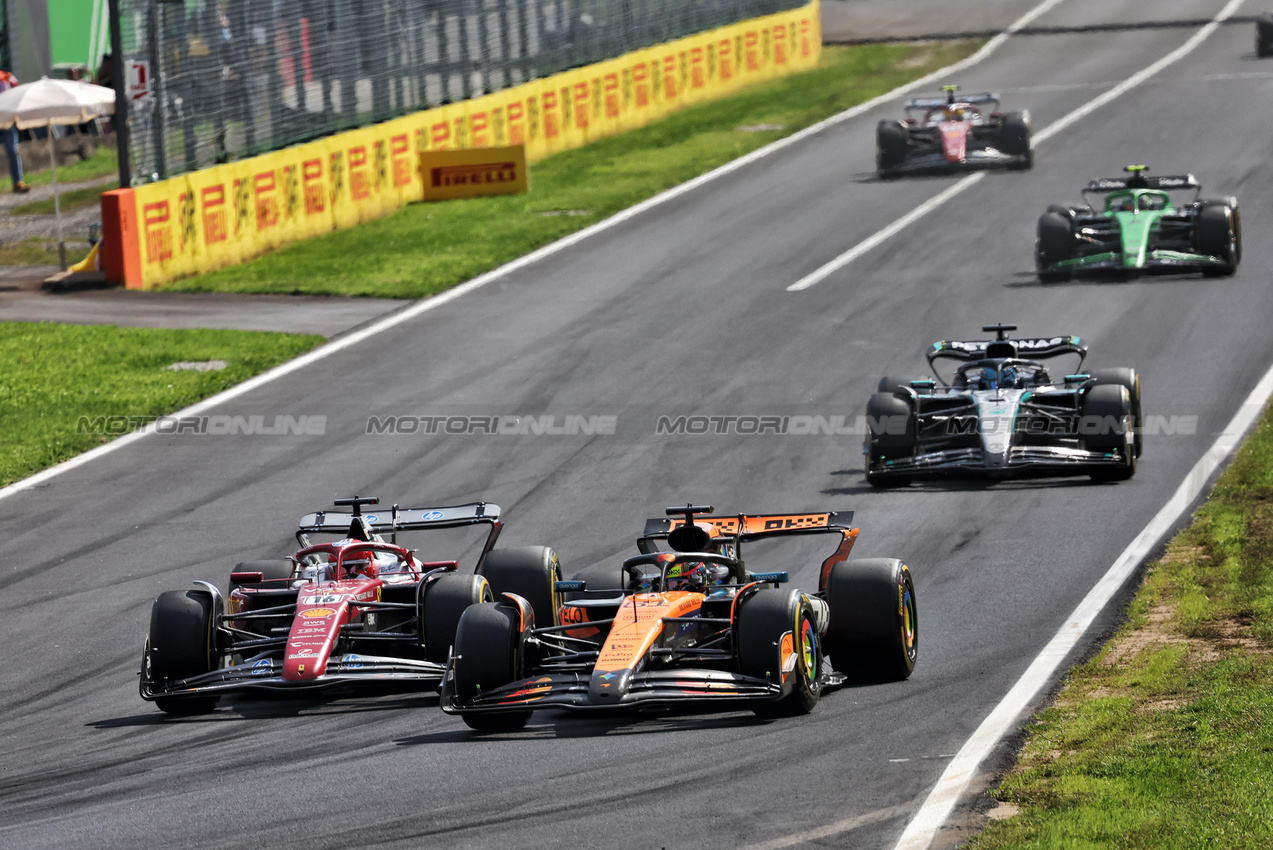 GP ITALIA, Charles Leclerc (MON) Ferrari SF-25 e Oscar Piastri (AUS) McLaren MCL39 battle for position.

07.09.2025. Formula 1 World Championship, Rd 16, Italian Grand Prix, Monza, Italy, Gara Day.

- www.xpbimages.com, EMail: requests@xpbimages.com © Copyright: Bearne / XPB Images