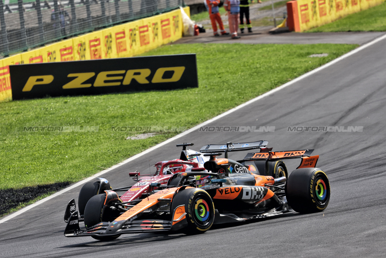 GP ITALIA, Charles Leclerc (MON) Ferrari SF-25 e Oscar Piastri (AUS) McLaren MCL39 battle for position.

07.09.2025. Formula 1 World Championship, Rd 16, Italian Grand Prix, Monza, Italy, Gara Day.

- www.xpbimages.com, EMail: requests@xpbimages.com © Copyright: Bearne / XPB Images