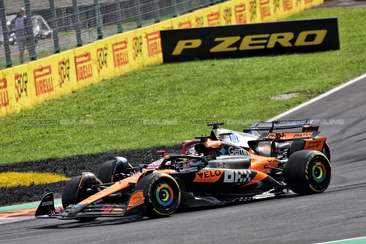 GP ITALIA, Charles Leclerc (MON) Ferrari SF-25 e Oscar Piastri (AUS) McLaren MCL39 battle for position.

07.09.2025. Formula 1 World Championship, Rd 16, Italian Grand Prix, Monza, Italy, Gara Day.

- www.xpbimages.com, EMail: requests@xpbimages.com © Copyright: Bearne / XPB Images