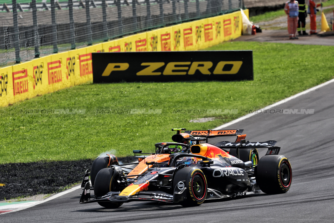 GP ITALIA, Max Verstappen (NLD) Red Bull Racing RB21 overtakes Lando Norris (GBR) McLaren MCL39 to take the lead of the race.

07.09.2025. Formula 1 World Championship, Rd 16, Italian Grand Prix, Monza, Italy, Gara Day.

- www.xpbimages.com, EMail: requests@xpbimages.com © Copyright: Bearne / XPB Images