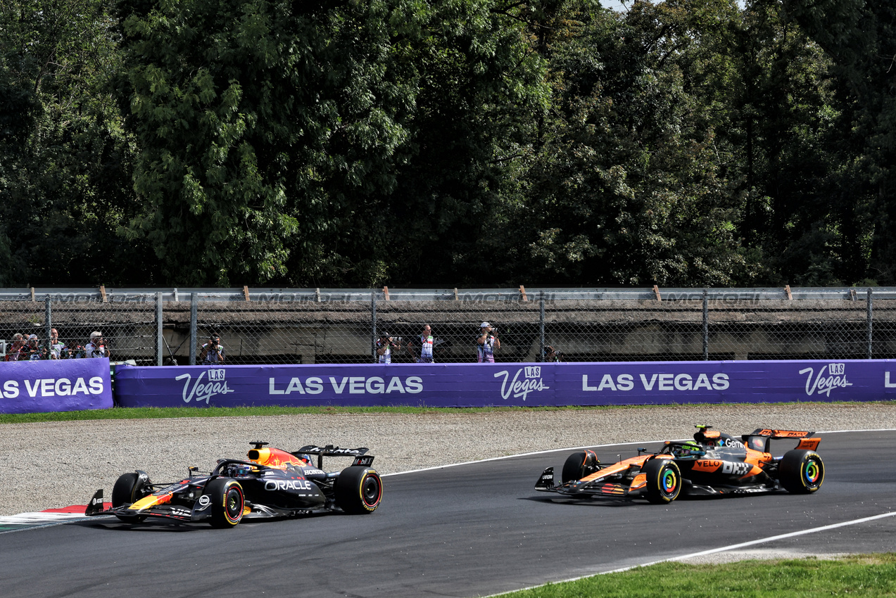GP ITALIA, Max Verstappen (NLD) Red Bull Racing RB21 overtakes Lando Norris (GBR) McLaren MCL39 to take the lead of the race.

07.09.2025. Formula 1 World Championship, Rd 16, Italian Grand Prix, Monza, Italy, Gara Day.

- www.xpbimages.com, EMail: requests@xpbimages.com © Copyright: Bearne / XPB Images