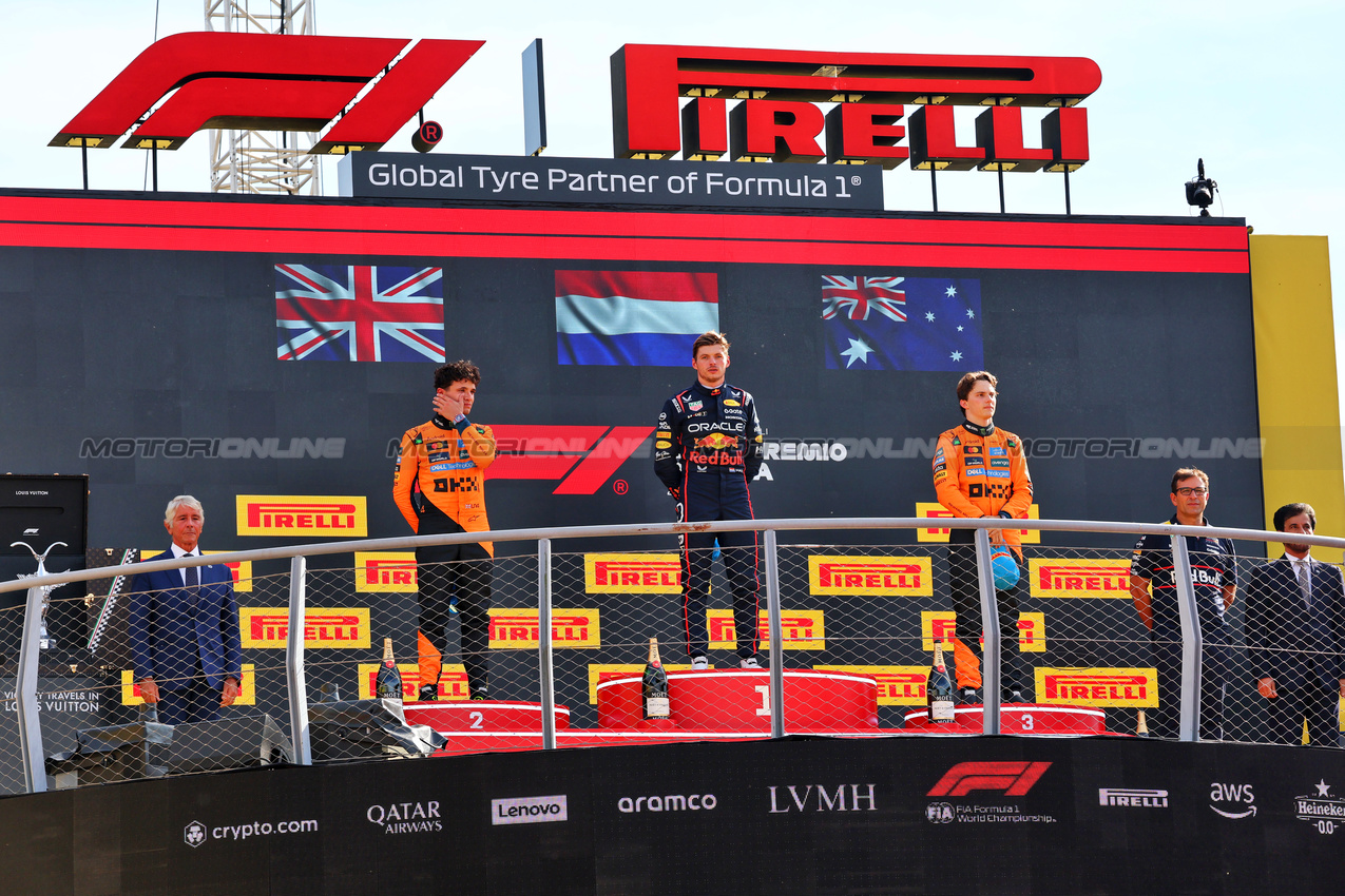 GP ITALIA, The podium (L to R): Lando Norris (GBR) McLaren, second; Max Verstappen (NLD) Red Bull Racing, vincitore; Oscar Piastri (AUS) McLaren, third.

07.09.2025. Formula 1 World Championship, Rd 16, Italian Grand Prix, Monza, Italy, Gara Day.

- www.xpbimages.com, EMail: requests@xpbimages.com © Copyright: Batchelor / XPB Images