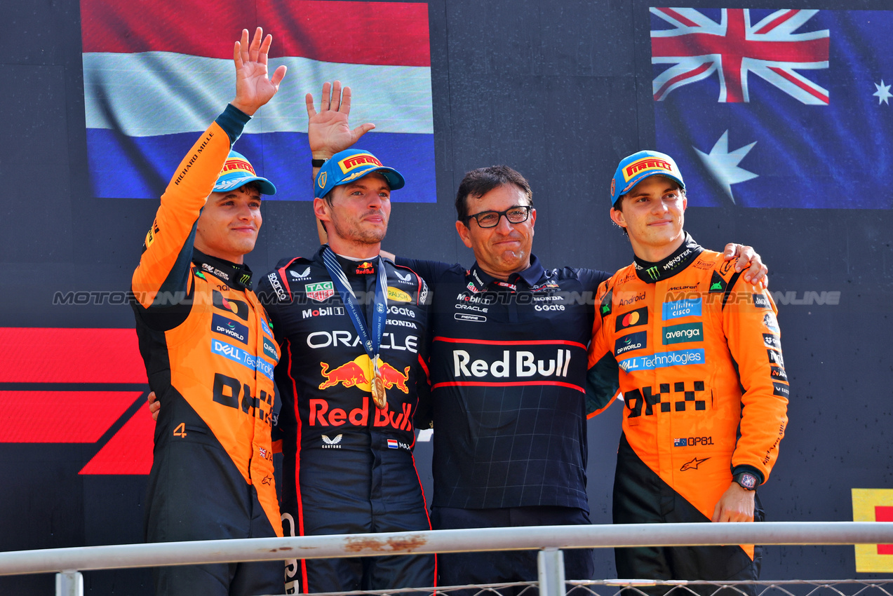 GP ITALIA, The podium (L to R): Lando Norris (GBR) McLaren, second; Max Verstappen (NLD) Red Bull Racing, vincitore; Pierre Wache (FRA) Red Bull Racing Technical Director; Oscar Piastri (AUS) McLaren, third.

07.09.2025. Formula 1 World Championship, Rd 16, Italian Grand Prix, Monza, Italy, Gara Day.

- www.xpbimages.com, EMail: requests@xpbimages.com © Copyright: Batchelor / XPB Images