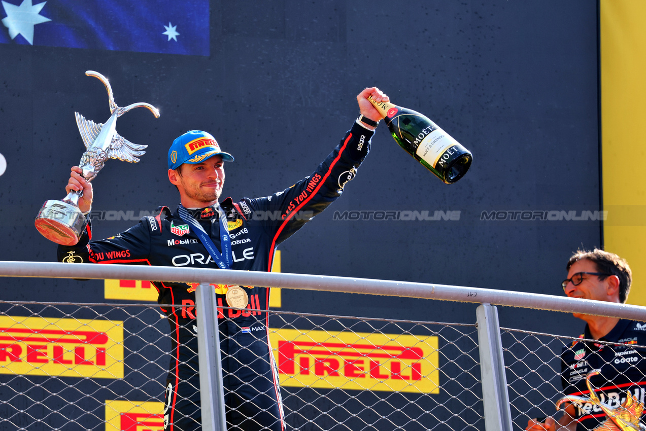 GP ITALIA, Gara winner Max Verstappen (NLD) Red Bull Racing celebrates on the podium.

07.09.2025. Formula 1 World Championship, Rd 16, Italian Grand Prix, Monza, Italy, Gara Day.

- www.xpbimages.com, EMail: requests@xpbimages.com © Copyright: Batchelor / XPB Images