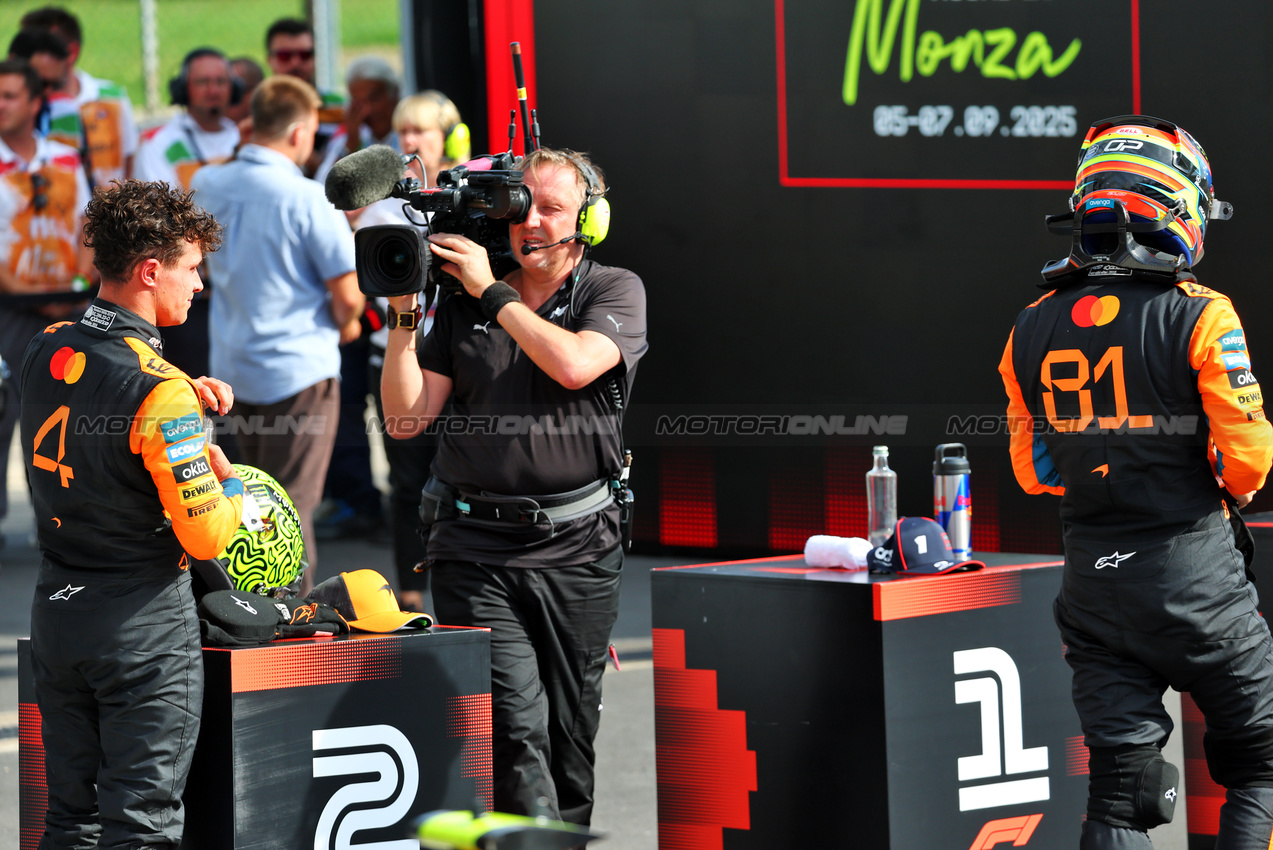 GP ITALIA, (L to R): Second placed Lando Norris (GBR) McLaren e third placed team mate Oscar Piastri (AUS) McLaren in parc ferme.

07.09.2025. Formula 1 World Championship, Rd 16, Italian Grand Prix, Monza, Italy, Gara Day.

- www.xpbimages.com, EMail: requests@xpbimages.com © Copyright: Batchelor / XPB Images