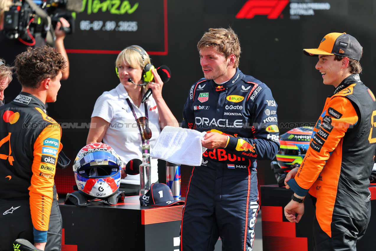 GP ITALIA, (L to R): Second placed Lando Norris (GBR) McLaren with vincitore Max Verstappen (NLD) Red Bull Racing e third placed Oscar Piastri (AUS) McLaren in parc ferme.

07.09.2025. Formula 1 World Championship, Rd 16, Italian Grand Prix, Monza, Italy, Gara Day.

- www.xpbimages.com, EMail: requests@xpbimages.com © Copyright: Batchelor / XPB Images
