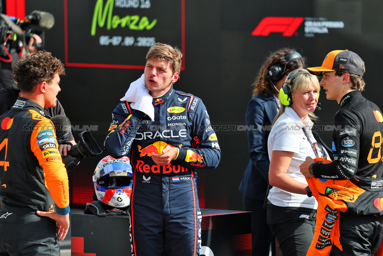 GP ITALIA, (L to R): Second placed Lando Norris (GBR) McLaren with vincitore Max Verstappen (NLD) Red Bull Racing e third placed Oscar Piastri (AUS) McLaren in parc ferme.

07.09.2025. Formula 1 World Championship, Rd 16, Italian Grand Prix, Monza, Italy, Gara Day.

- www.xpbimages.com, EMail: requests@xpbimages.com © Copyright: Batchelor / XPB Images
