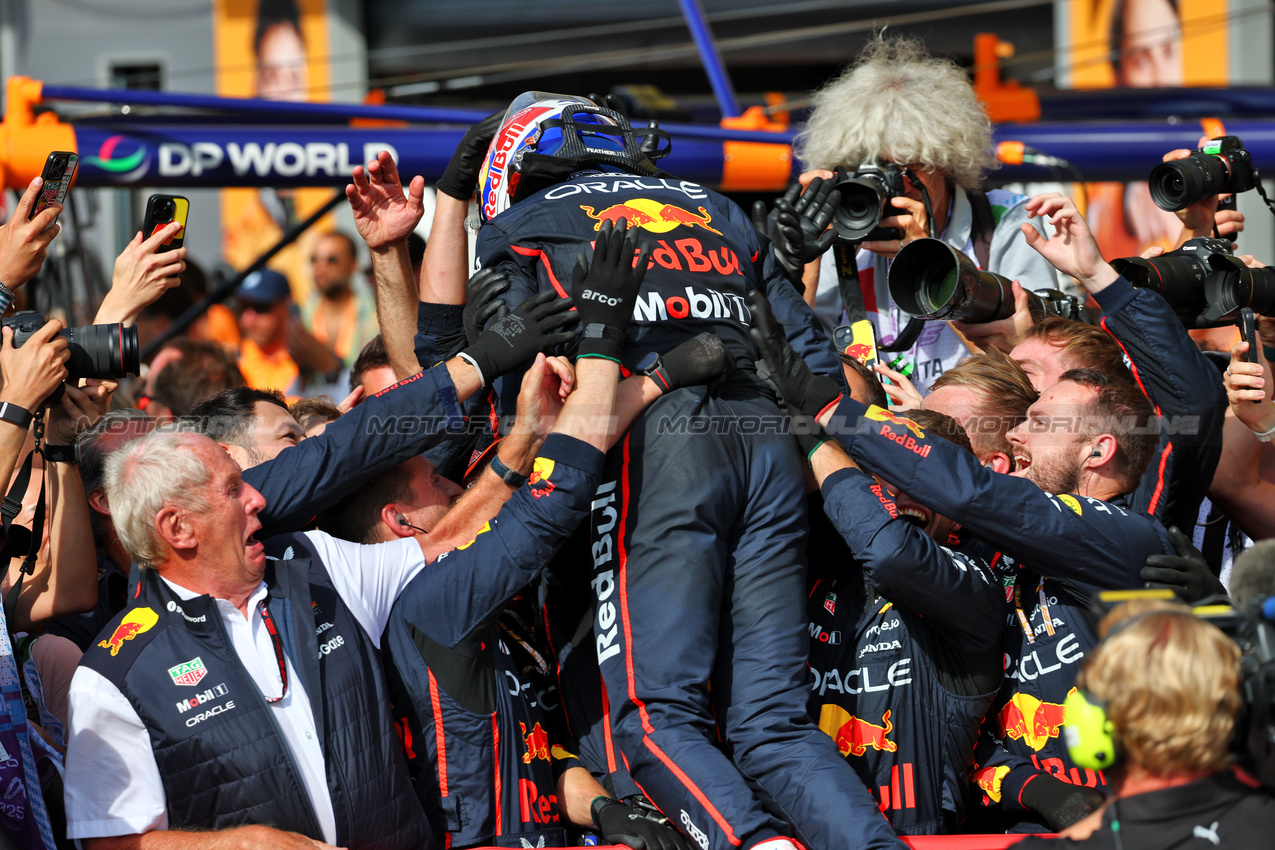 GP ITALIA, Gara winner Max Verstappen (NLD) Red Bull Racing celebrates with the team in parc ferme.

07.09.2025. Formula 1 World Championship, Rd 16, Italian Grand Prix, Monza, Italy, Gara Day.

- www.xpbimages.com, EMail: requests@xpbimages.com © Copyright: Batchelor / XPB Images