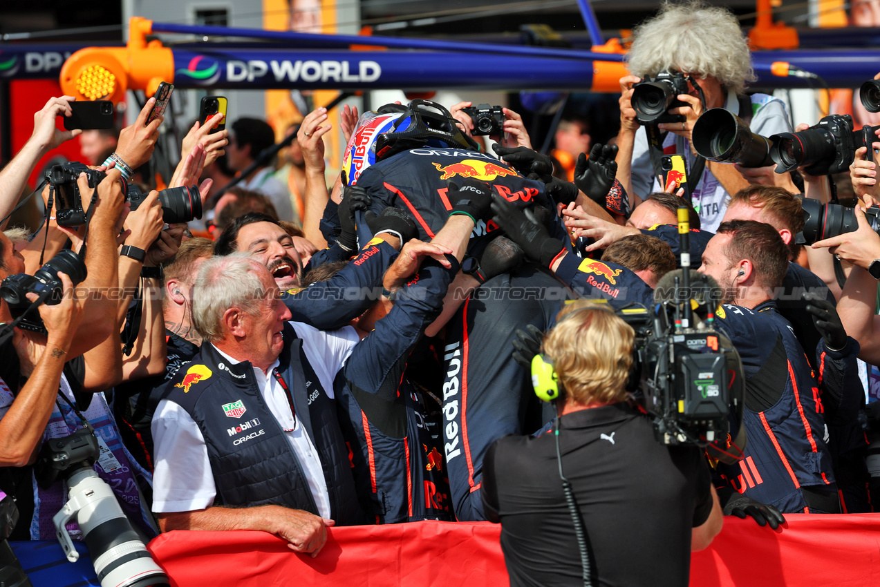 GP ITALIA, Gara winner Max Verstappen (NLD) Red Bull Racing celebrates with the team in parc ferme.

07.09.2025. Formula 1 World Championship, Rd 16, Italian Grand Prix, Monza, Italy, Gara Day.

- www.xpbimages.com, EMail: requests@xpbimages.com © Copyright: Batchelor / XPB Images