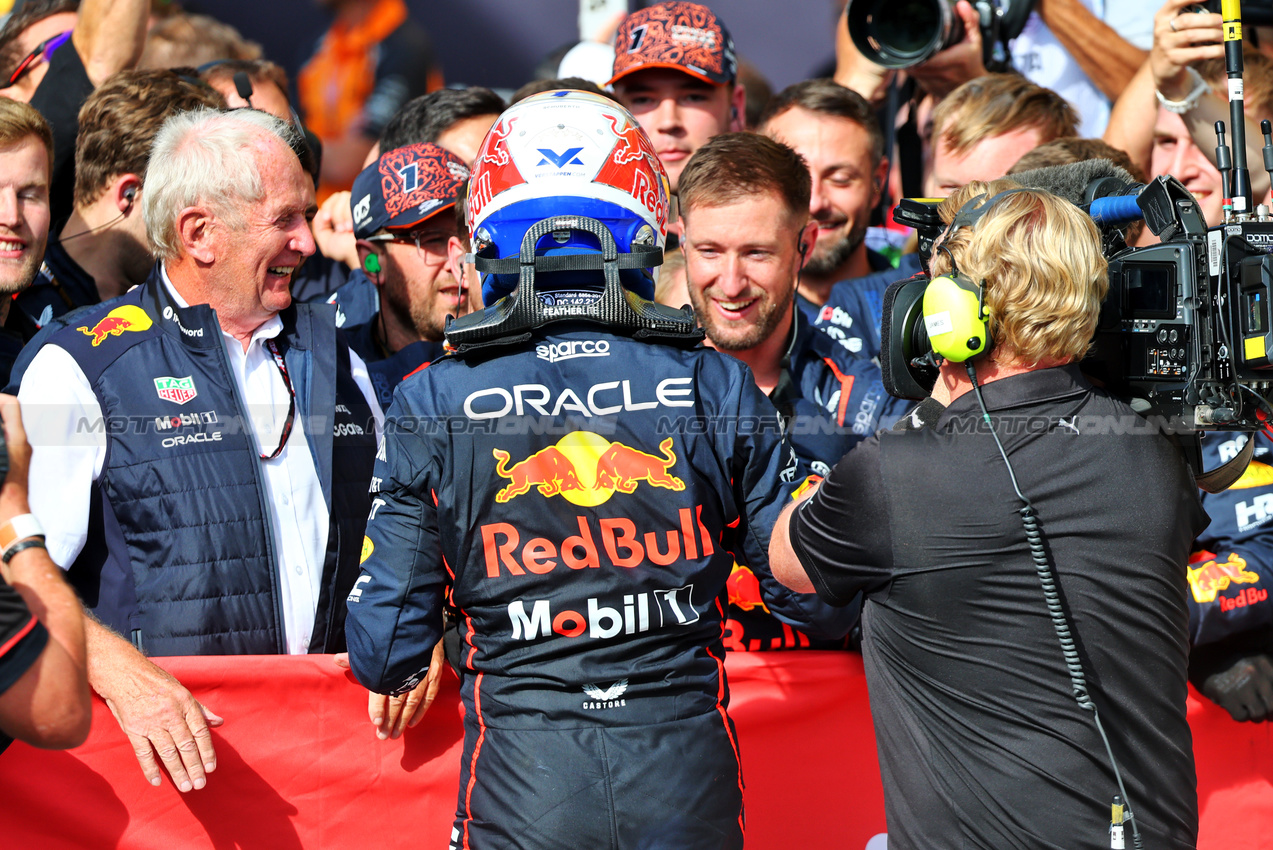 GP ITALIA, Gara winner Max Verstappen (NLD) Red Bull Racing celebrates with the team in parc ferme.

07.09.2025. Formula 1 World Championship, Rd 16, Italian Grand Prix, Monza, Italy, Gara Day.

- www.xpbimages.com, EMail: requests@xpbimages.com © Copyright: Batchelor / XPB Images