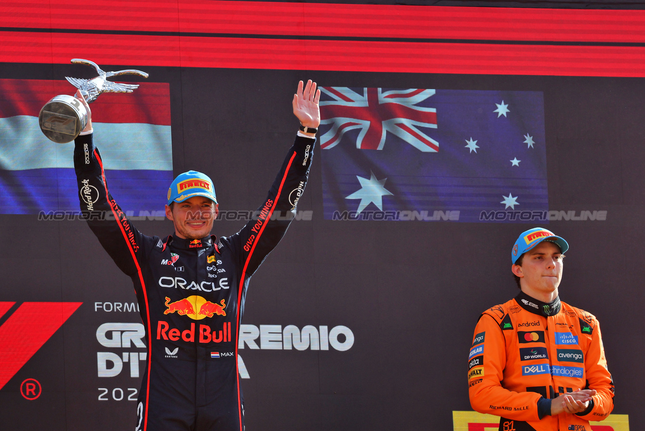 GP ITALIA, Gara winner Max Verstappen (NLD) Red Bull Racing celebrates on the podium.

07.09.2025. Formula 1 World Championship, Rd 16, Italian Grand Prix, Monza, Italy, Gara Day.

- www.xpbimages.com, EMail: requests@xpbimages.com © Copyright: Batchelor / XPB Images