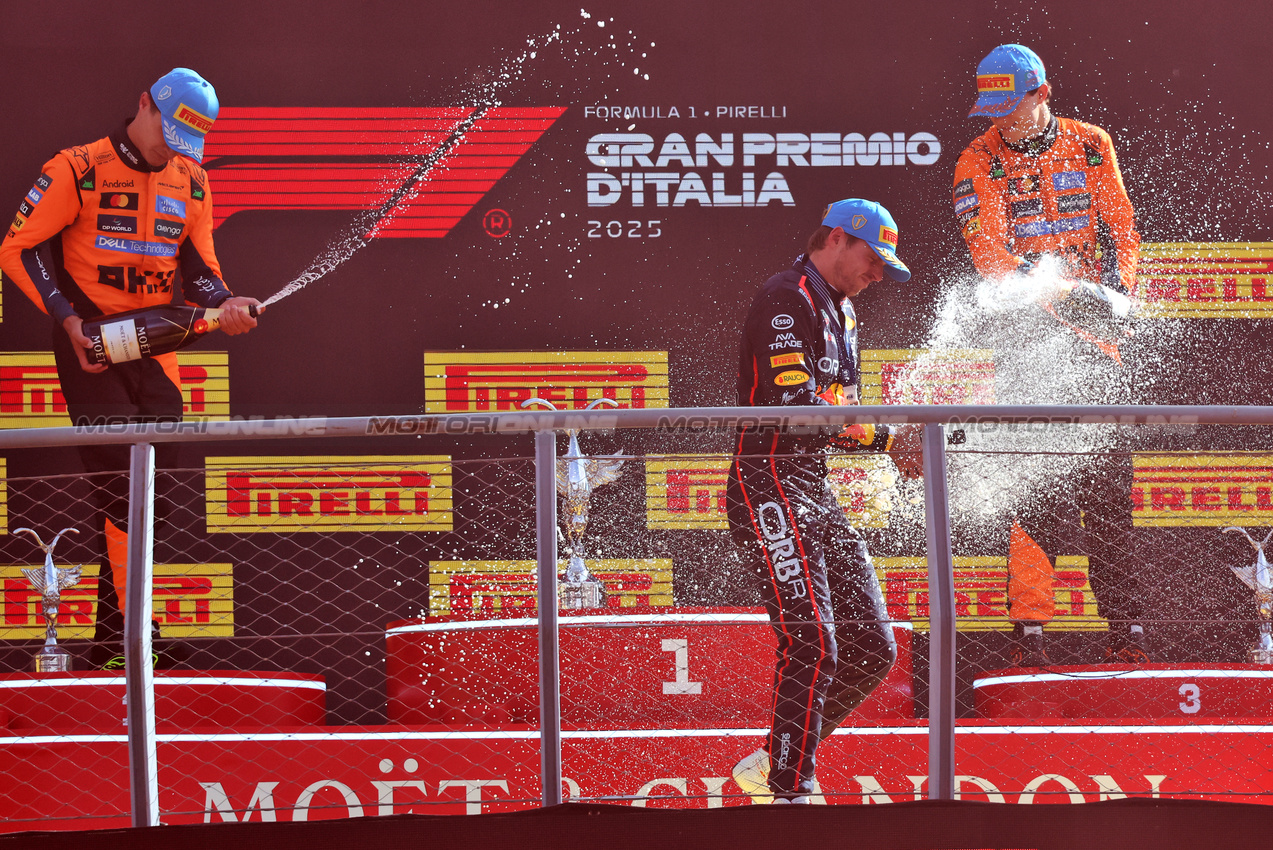 GP ITALIA, The podium (L to R): Lando Norris (GBR) McLaren, second; Max Verstappen (NLD) Red Bull Racing, vincitore; Oscar Piastri (AUS) McLaren, third.

07.09.2025. Formula 1 World Championship, Rd 16, Italian Grand Prix, Monza, Italy, Gara Day.

- www.xpbimages.com, EMail: requests@xpbimages.com © Copyright: Charniaux / XPB Images