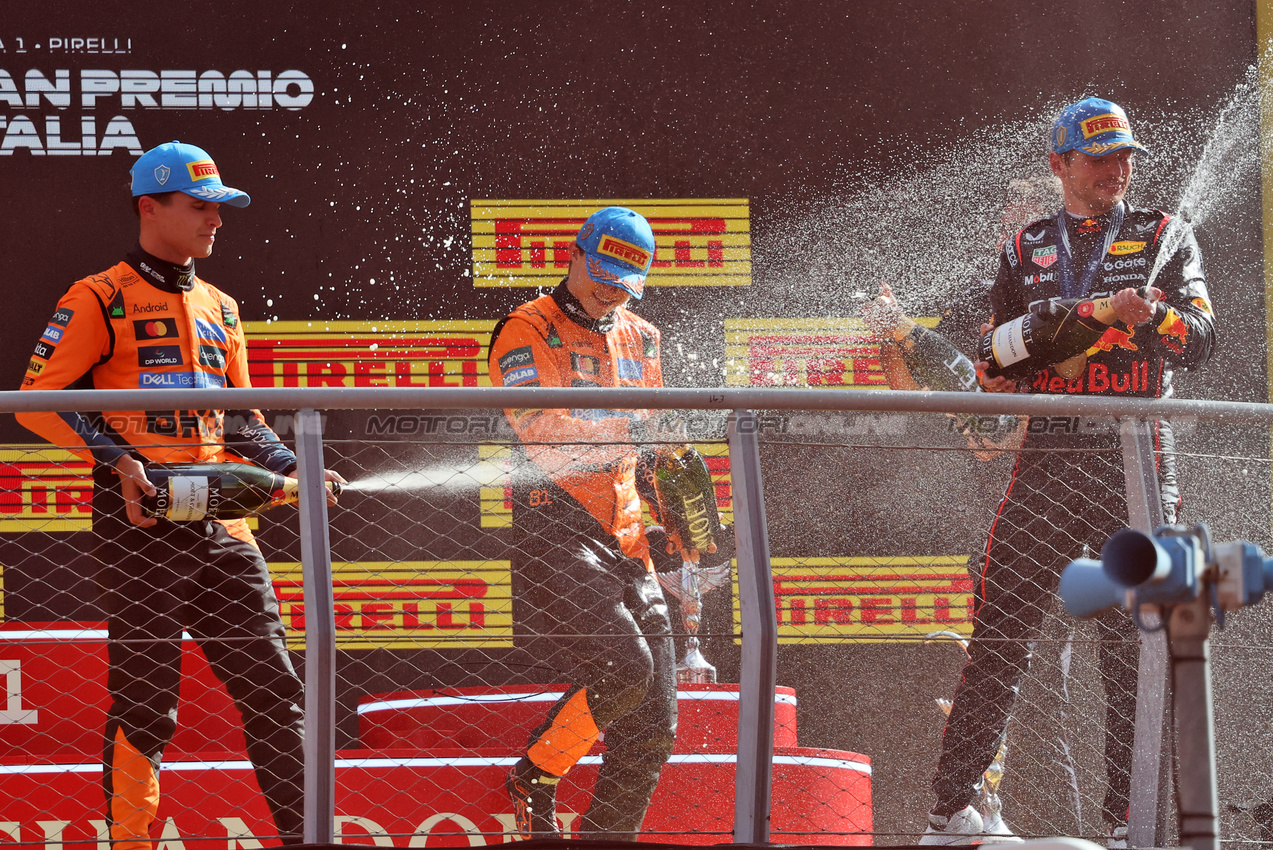 GP ITALIA, (L to R): Lando Norris (GBR) McLaren celebrates his second position on the podium with third placed Oscar Piastri (AUS) McLaren e vincitore Max Verstappen (NLD) Red Bull Racing.

07.09.2025. Formula 1 World Championship, Rd 16, Italian Grand Prix, Monza, Italy, Gara Day.

- www.xpbimages.com, EMail: requests@xpbimages.com © Copyright: Charniaux / XPB Images