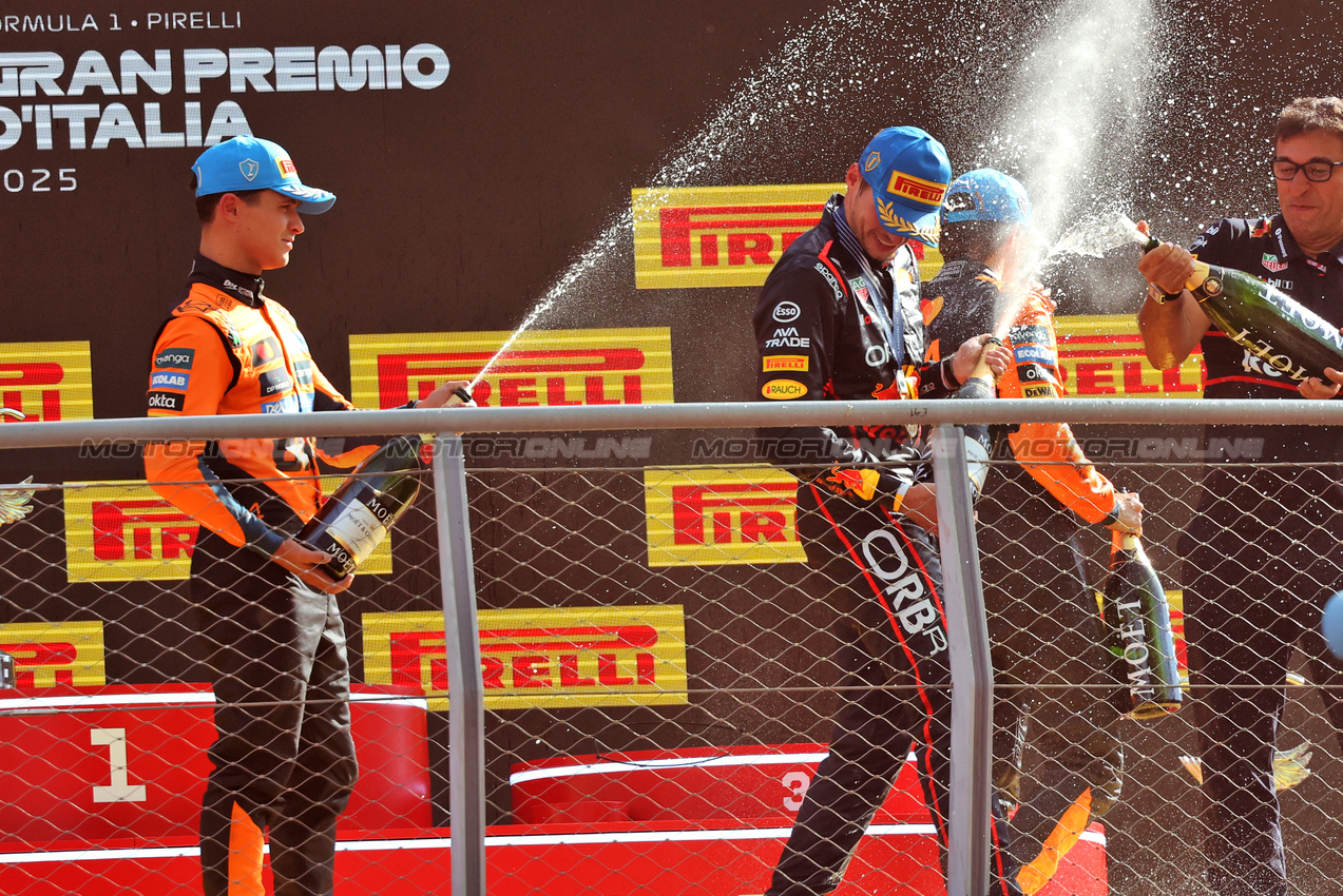 GP ITALIA, (L to R): Lando Norris (GBR) McLaren celebrates his second position on the podium with vincitore Max Verstappen (NLD) Red Bull Racing.

07.09.2025. Formula 1 World Championship, Rd 16, Italian Grand Prix, Monza, Italy, Gara Day.

- www.xpbimages.com, EMail: requests@xpbimages.com © Copyright: Charniaux / XPB Images