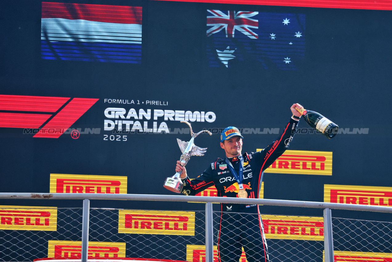 GP ITALIA, Gara winner Max Verstappen (NLD) Red Bull Racing celebrates on the podium.

07.09.2025. Formula 1 World Championship, Rd 16, Italian Grand Prix, Monza, Italy, Gara Day.

- www.xpbimages.com, EMail: requests@xpbimages.com © Copyright: Charniaux / XPB Images