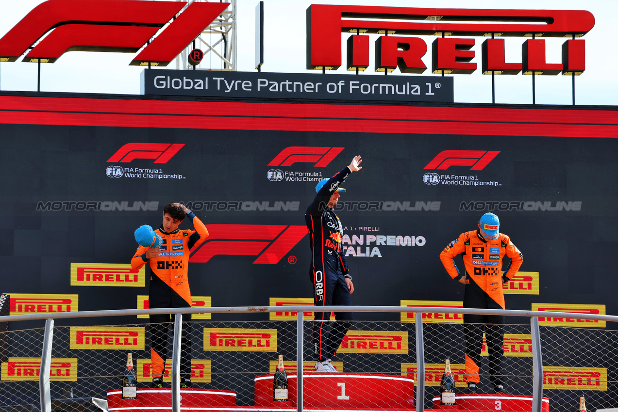 GP ITALIA, The podium (L to R): Lando Norris (GBR) McLaren, second; Max Verstappen (NLD) Red Bull Racing, vincitore; Oscar Piastri (AUS) McLaren, third.

07.09.2025. Formula 1 World Championship, Rd 16, Italian Grand Prix, Monza, Italy, Gara Day.

 - www.xpbimages.com, EMail: requests@xpbimages.com © Copyright: Rew / XPB Images