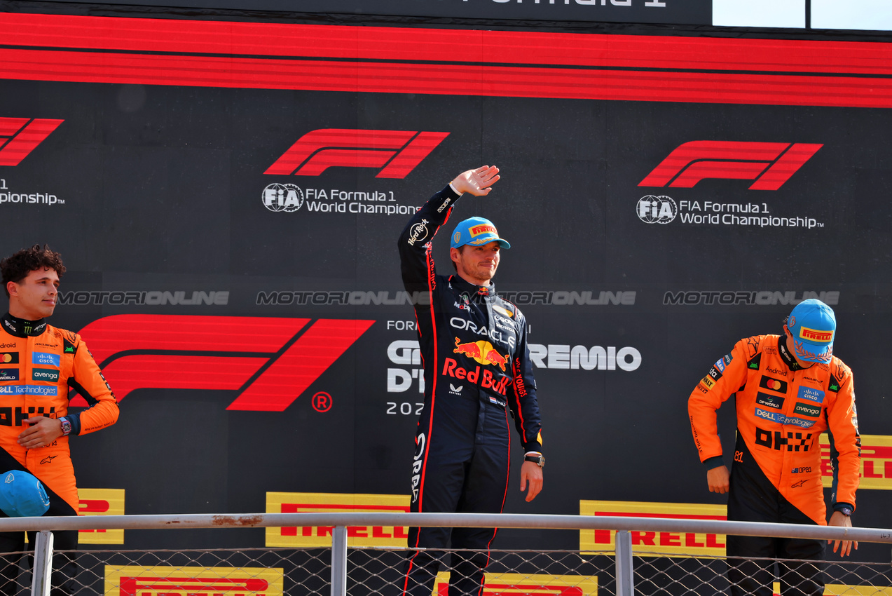 GP ITALIA, The podium (L to R): Lando Norris (GBR) McLaren, second; Max Verstappen (NLD) Red Bull Racing, vincitore; Oscar Piastri (AUS) McLaren, third.

07.09.2025. Formula 1 World Championship, Rd 16, Italian Grand Prix, Monza, Italy, Gara Day.

 - www.xpbimages.com, EMail: requests@xpbimages.com © Copyright: Rew / XPB Images