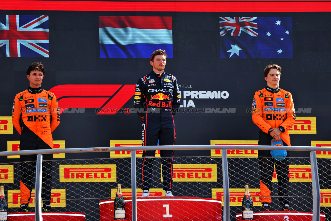 GP ITALIA, The podium (L to R): Lando Norris (GBR) McLaren, second; Max Verstappen (NLD) Red Bull Racing, vincitore; Oscar Piastri (AUS) McLaren, third.

07.09.2025. Formula 1 World Championship, Rd 16, Italian Grand Prix, Monza, Italy, Gara Day.

 - www.xpbimages.com, EMail: requests@xpbimages.com © Copyright: Rew / XPB Images