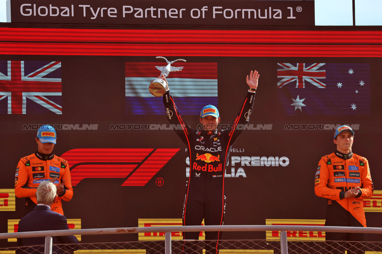 GP ITALIA, The podium (L to R): Lando Norris (GBR) McLaren, second; Max Verstappen (NLD) Red Bull Racing, vincitore; Oscar Piastri (AUS) McLaren, third.

07.09.2025. Formula 1 World Championship, Rd 16, Italian Grand Prix, Monza, Italy, Gara Day.

 - www.xpbimages.com, EMail: requests@xpbimages.com © Copyright: Rew / XPB Images