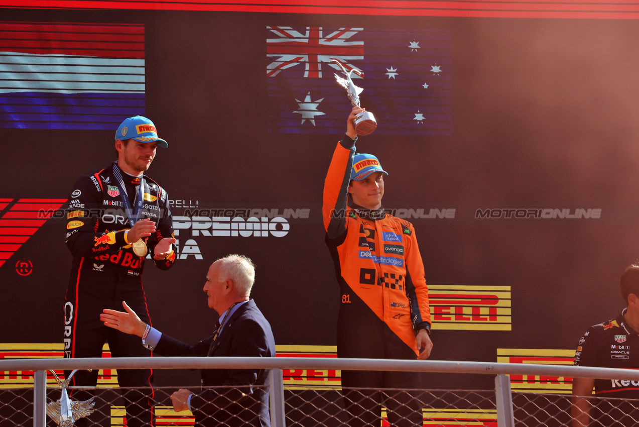 GP ITALIA, (L to R): Gara winner Max Verstappen (NLD) Red Bull Racing with second placed Oscar Piastri (AUS) McLaren on the podium.

07.09.2025. Formula 1 World Championship, Rd 16, Italian Grand Prix, Monza, Italy, Gara Day.

 - www.xpbimages.com, EMail: requests@xpbimages.com © Copyright: Rew / XPB Images