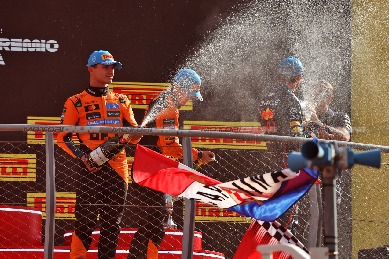 GP ITALIA, (L to R): Lando Norris (GBR) McLaren celebrates his second position on the podium with third placed Oscar Piastri (AUS) McLaren e vincitore Max Verstappen (NLD) Red Bull Racing.

07.09.2025. Formula 1 World Championship, Rd 16, Italian Grand Prix, Monza, Italy, Gara Day.

 - www.xpbimages.com, EMail: requests@xpbimages.com © Copyright: Rew / XPB Images