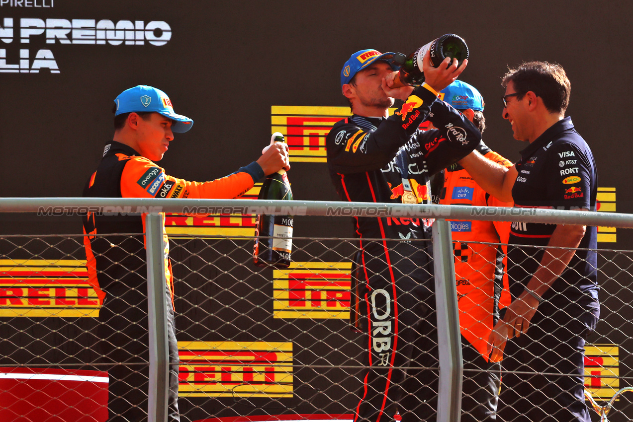 GP ITALIA, (L to R): Lando Norris (GBR) McLaren celebrates his second position on the podium with vincitore Max Verstappen (NLD) Red Bull Racing e Pierre Wache (FRA) Red Bull Racing Technical Director.

07.09.2025. Formula 1 World Championship, Rd 16, Italian Grand Prix, Monza, Italy, Gara Day.

 - www.xpbimages.com, EMail: requests@xpbimages.com © Copyright: Rew / XPB Images