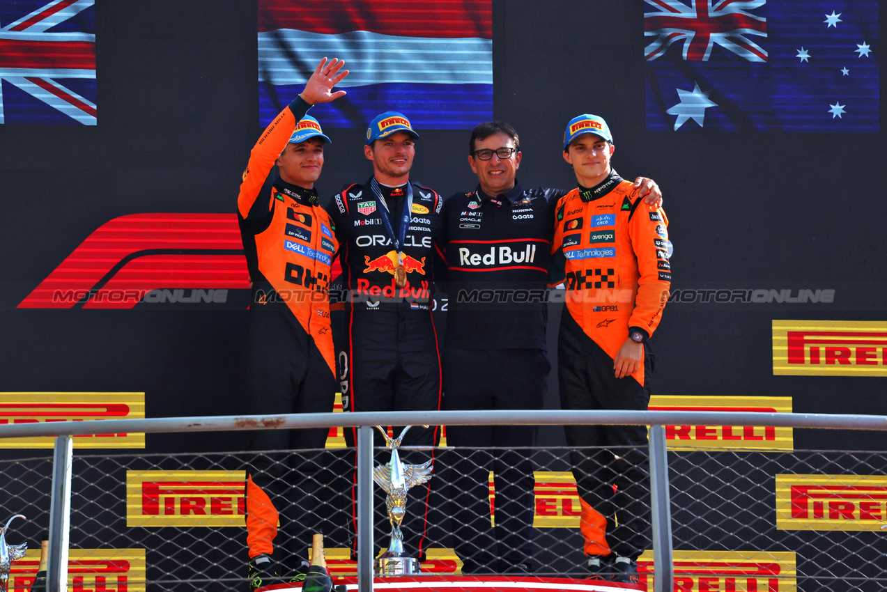 GP ITALIA, The podium (L to R): Lando Norris (GBR) McLaren, second; Max Verstappen (NLD) Red Bull Racing, vincitore; Pierre Wache (FRA) Red Bull Racing Technical Director; Oscar Piastri (AUS) McLaren, third.

07.09.2025. Formula 1 World Championship, Rd 16, Italian Grand Prix, Monza, Italy, Gara Day.

 - www.xpbimages.com, EMail: requests@xpbimages.com © Copyright: Rew / XPB Images