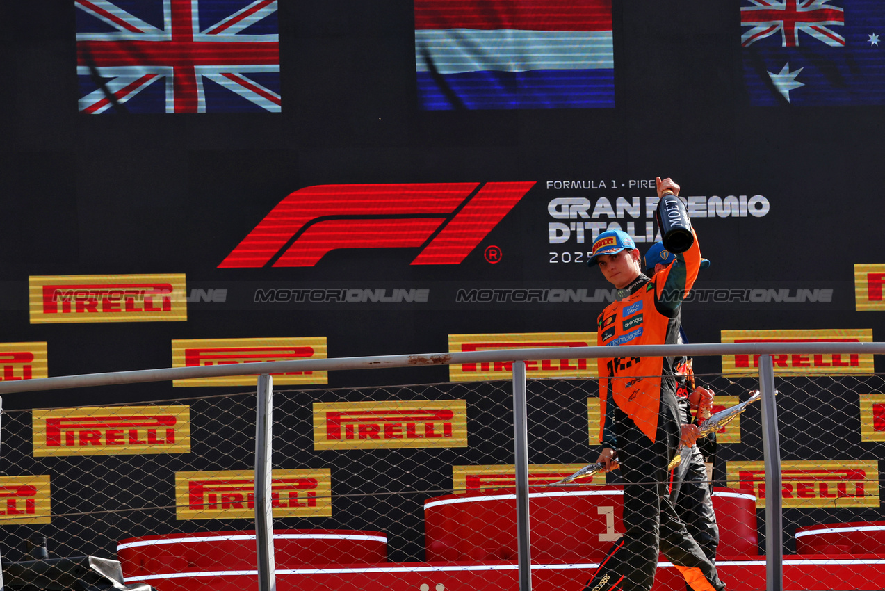 GP ITALIA, Oscar Piastri (AUS) McLaren celebrates his third position on the podium.

07.09.2025. Formula 1 World Championship, Rd 16, Italian Grand Prix, Monza, Italy, Gara Day.

 - www.xpbimages.com, EMail: requests@xpbimages.com © Copyright: Rew / XPB Images