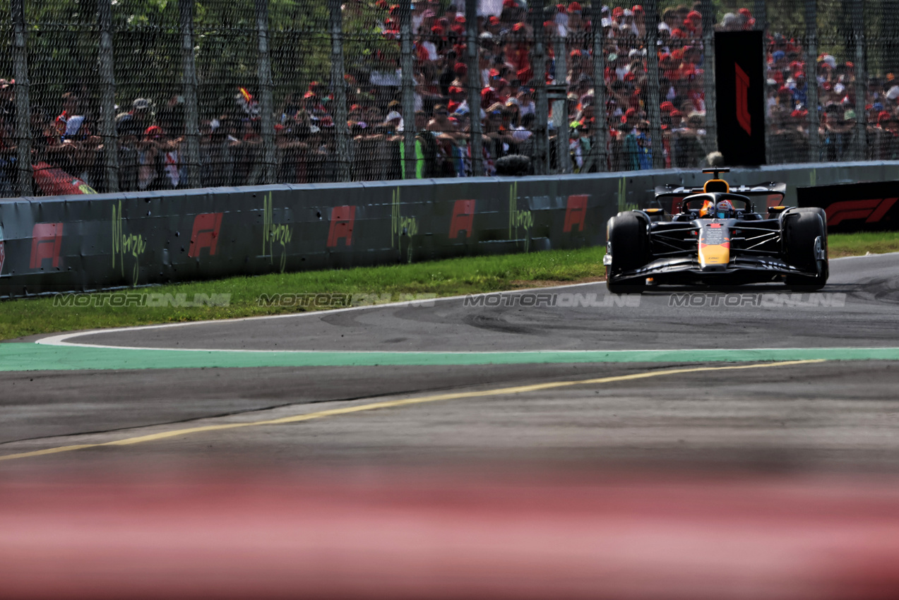 GP ITALIA, Max Verstappen (NLD) Red Bull Racing RB21.

07.09.2025. Formula 1 World Championship, Rd 16, Italian Grand Prix, Monza, Italy, Gara Day.

 - www.xpbimages.com, EMail: requests@xpbimages.com © Copyright: Rew / XPB Images