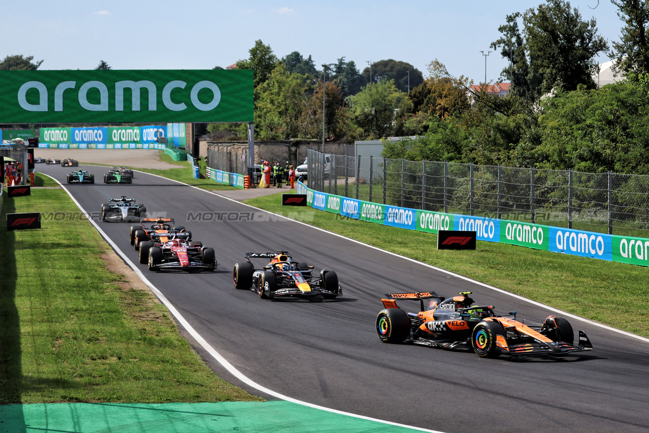 GP ITALIA, Lando Norris (GBR) McLaren MCL39.

07.09.2025. Formula 1 World Championship, Rd 16, Italian Grand Prix, Monza, Italy, Gara Day.

 - www.xpbimages.com, EMail: requests@xpbimages.com © Copyright: Rew / XPB Images