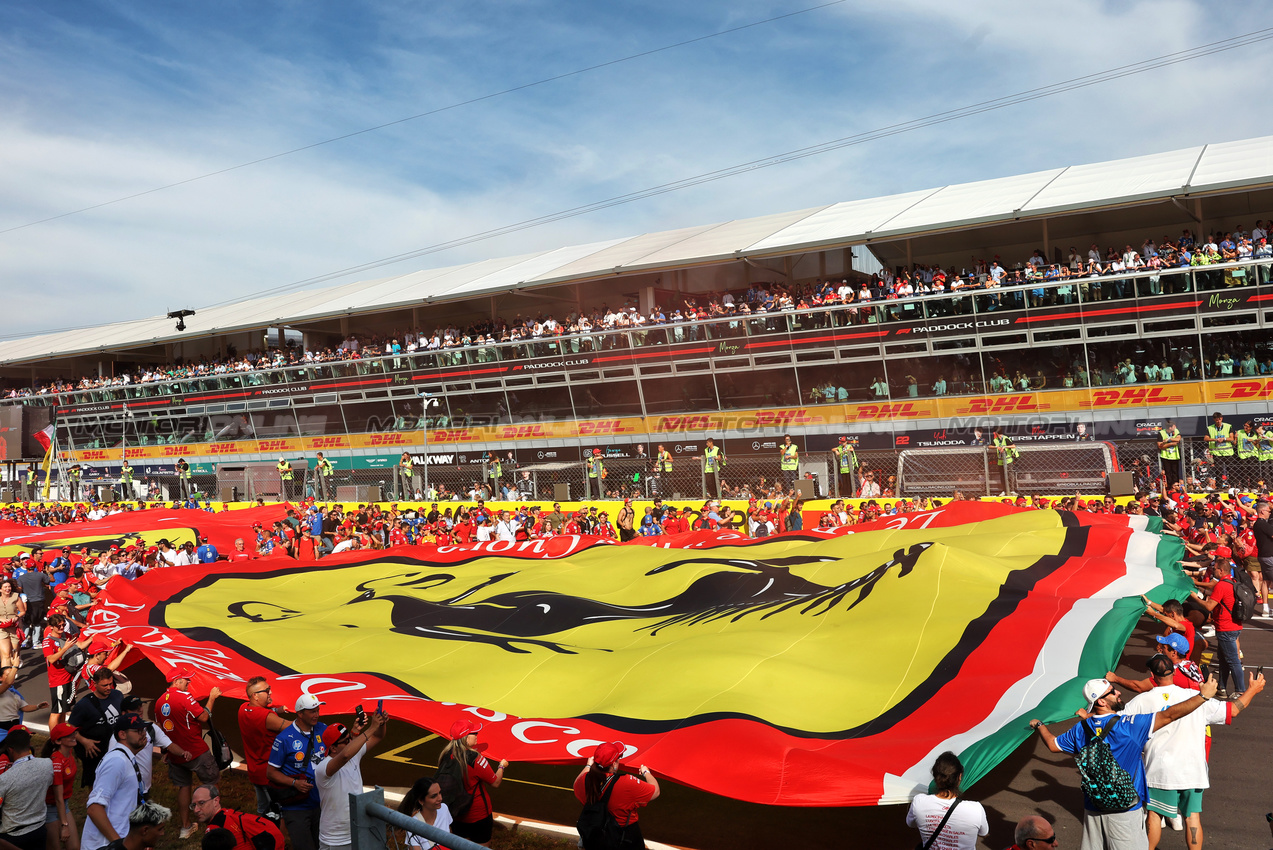 GP ITALIA, Circuit Atmosfera - Ferrari fans at the podium.

07.09.2025. Formula 1 World Championship, Rd 16, Italian Grand Prix, Monza, Italy, Gara Day.

- www.xpbimages.com, EMail: requests@xpbimages.com © Copyright: Bearne / XPB Images