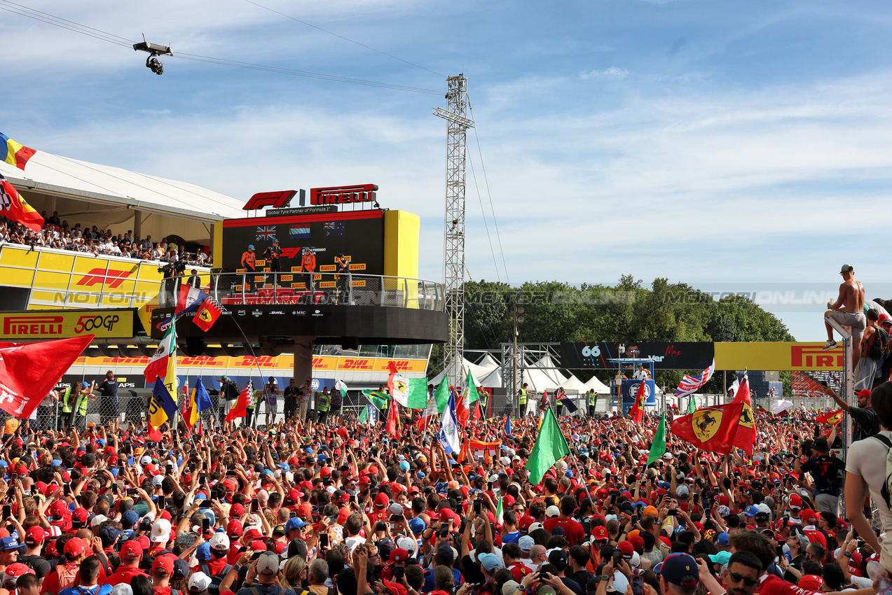 GP ITALIA, The podium (L to R): Lando Norris (GBR) McLaren, second; Max Verstappen (NLD) Red Bull Racing, vincitore; Oscar Piastri (AUS) McLaren, third.

07.09.2025. Formula 1 World Championship, Rd 16, Italian Grand Prix, Monza, Italy, Gara Day.

- www.xpbimages.com, EMail: requests@xpbimages.com © Copyright: Bearne / XPB Images