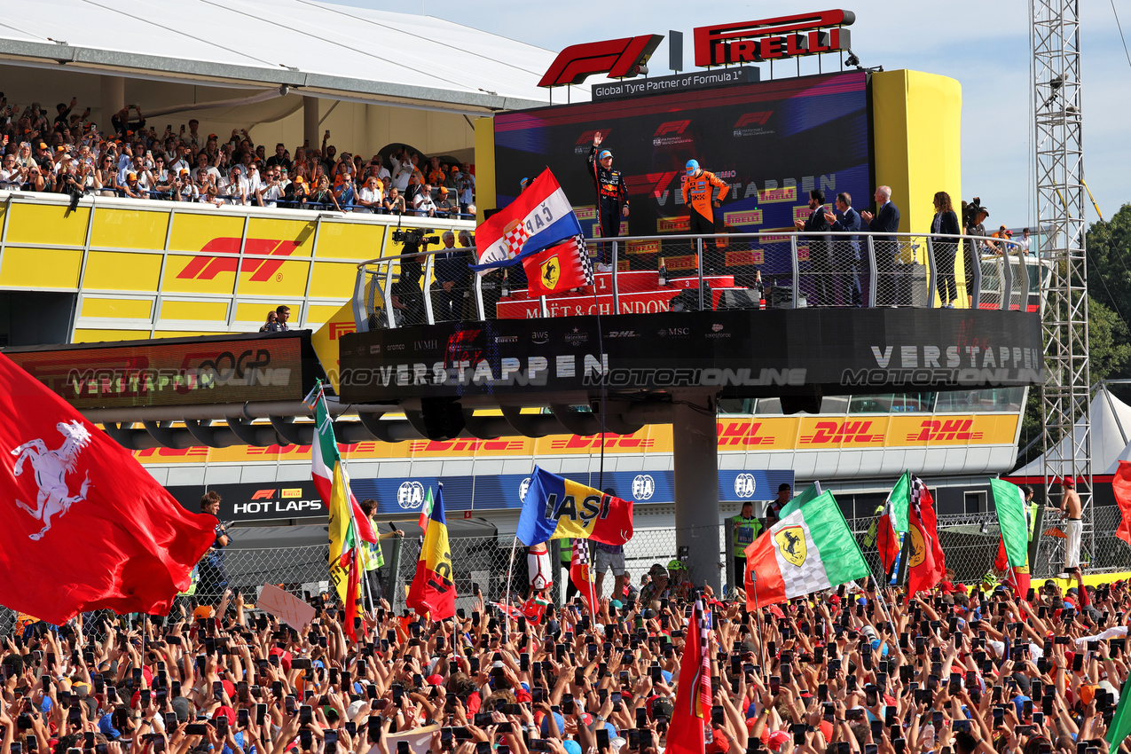 GP ITALIA, The podium (L to R): Lando Norris (GBR) McLaren, second; Max Verstappen (NLD) Red Bull Racing, vincitore; Oscar Piastri (AUS) McLaren, third.

07.09.2025. Formula 1 World Championship, Rd 16, Italian Grand Prix, Monza, Italy, Gara Day.

- www.xpbimages.com, EMail: requests@xpbimages.com © Copyright: Bearne / XPB Images