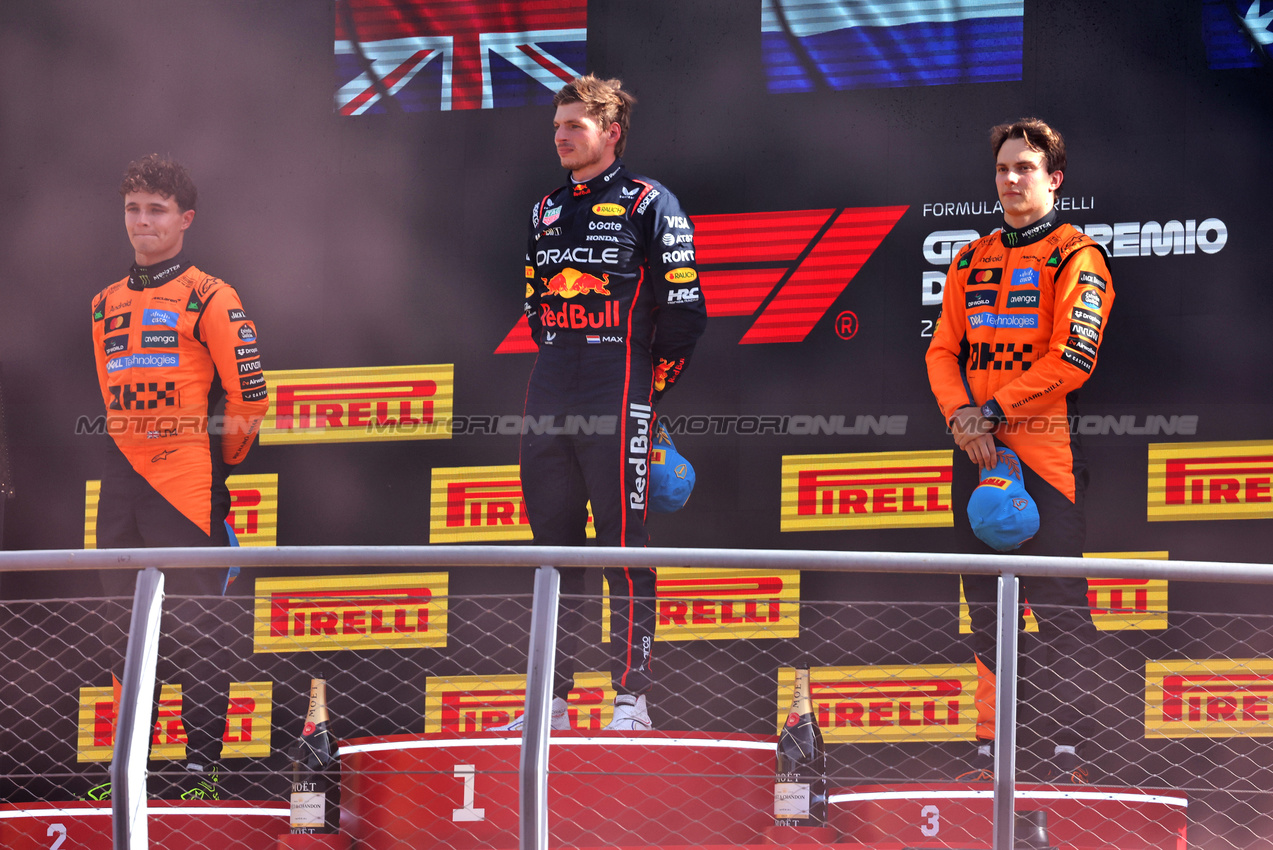 GP ITALIA, The podium (L to R): Lando Norris (GBR) McLaren, second; Max Verstappen (NLD) Red Bull Racing, vincitore; Oscar Piastri (AUS) McLaren, third.

07.09.2025. Formula 1 World Championship, Rd 16, Italian Grand Prix, Monza, Italy, Gara Day.

- www.xpbimages.com, EMail: requests@xpbimages.com © Copyright: Bearne / XPB Images