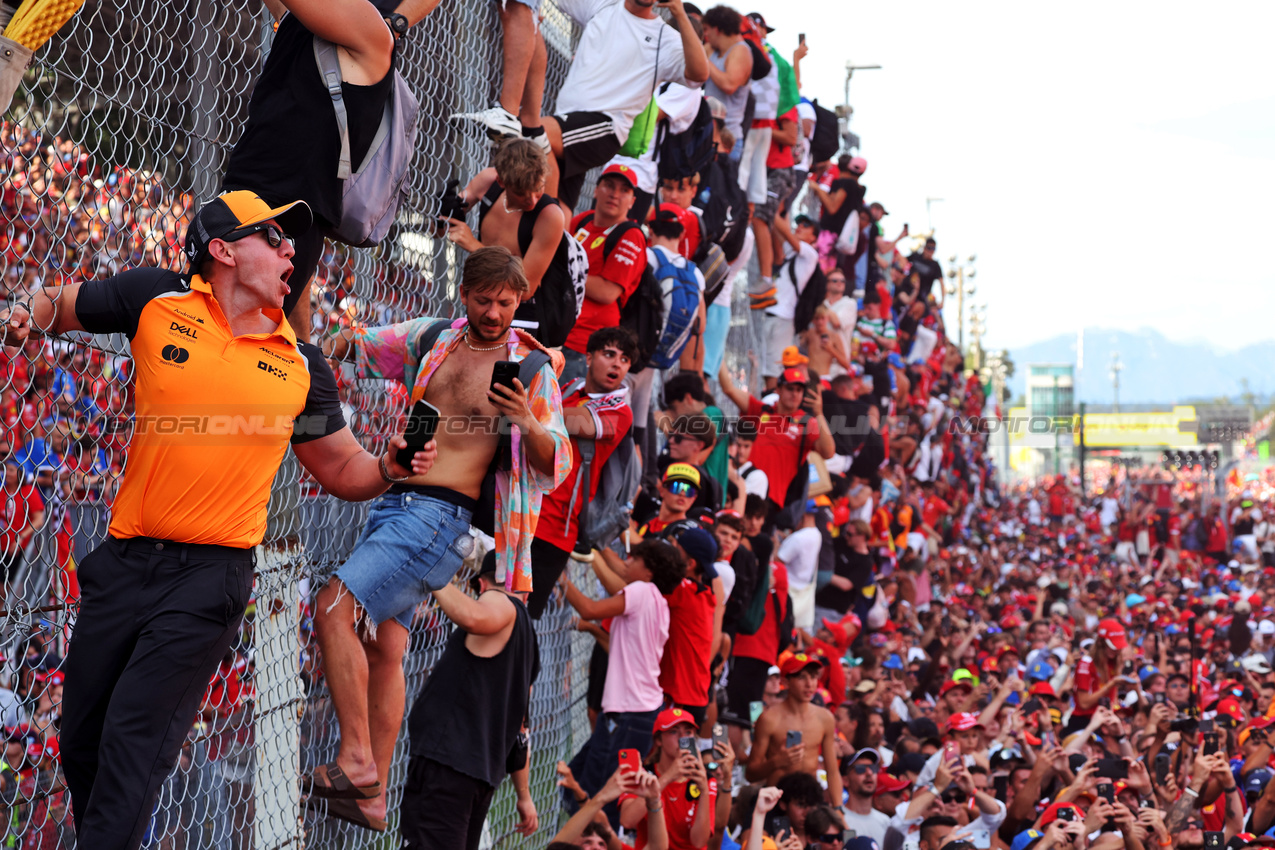 GP ITALIA, Circuit Atmosfera - fans at the podium.

07.09.2025. Formula 1 World Championship, Rd 16, Italian Grand Prix, Monza, Italy, Gara Day.

- www.xpbimages.com, EMail: requests@xpbimages.com © Copyright: Bearne / XPB Images
