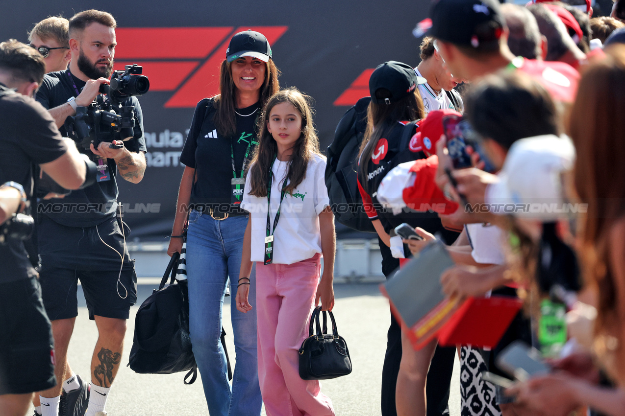 GP ITALIA, (L to R): Elisabetta Antonelli (ITA) with her daughter Maggie Antonelli (ITA).

07.09.2025. Formula 1 World Championship, Rd 16, Italian Grand Prix, Monza, Italy, Gara Day.

- www.xpbimages.com, EMail: requests@xpbimages.com © Copyright: Bearne / XPB Images