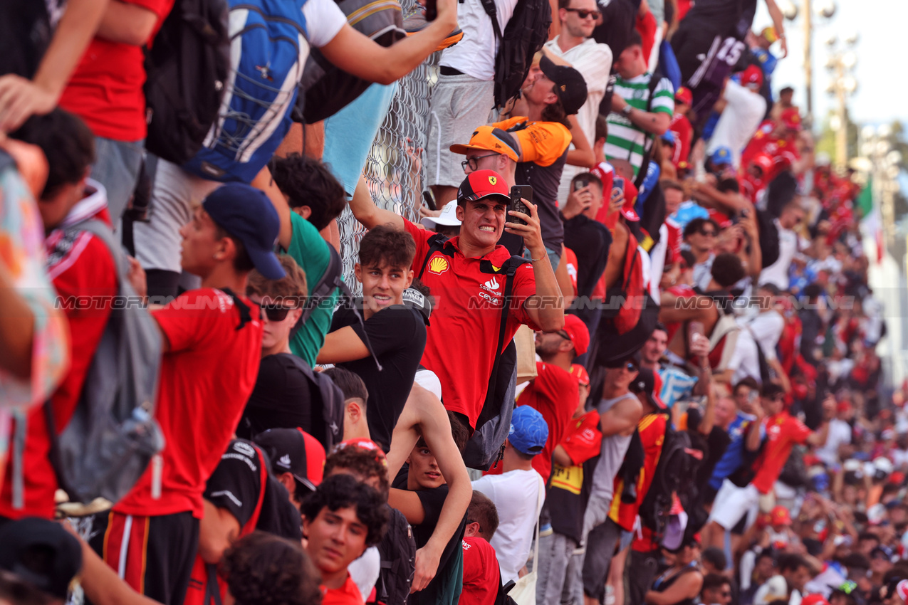 GP ITALIA, Circuit Atmosfera - fans at the podium.

07.09.2025. Formula 1 World Championship, Rd 16, Italian Grand Prix, Monza, Italy, Gara Day.

- www.xpbimages.com, EMail: requests@xpbimages.com © Copyright: Bearne / XPB Images