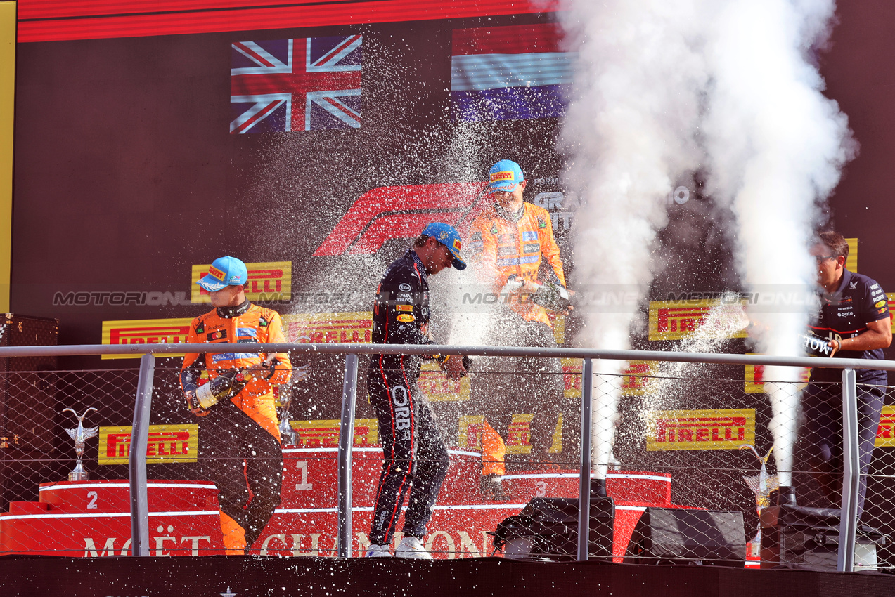 GP ITALIA, The podium (L to R): Lando Norris (GBR) McLaren, second; Max Verstappen (NLD) Red Bull Racing, vincitore; Oscar Piastri (AUS) McLaren, third.

07.09.2025. Formula 1 World Championship, Rd 16, Italian Grand Prix, Monza, Italy, Gara Day.

- www.xpbimages.com, EMail: requests@xpbimages.com © Copyright: Bearne / XPB Images