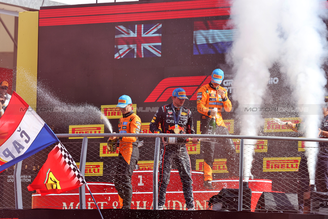 GP ITALIA, The podium (L to R): Lando Norris (GBR) McLaren, second; Max Verstappen (NLD) Red Bull Racing, vincitore; Oscar Piastri (AUS) McLaren, third.

07.09.2025. Formula 1 World Championship, Rd 16, Italian Grand Prix, Monza, Italy, Gara Day.

- www.xpbimages.com, EMail: requests@xpbimages.com © Copyright: Bearne / XPB Images